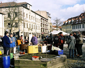 Hobbybrauer vor dem Erich-Gebäude