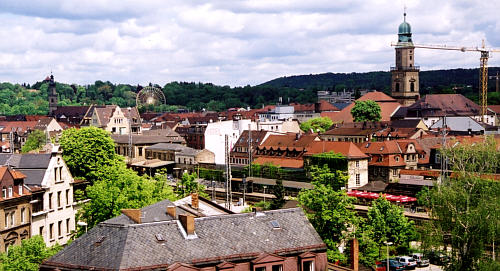 Blick von den Erlanger Stadtwerken Richtung Burgberg während der Bergkirchweih