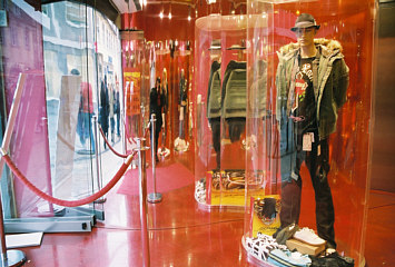 Eingang eines Modegeschäfts