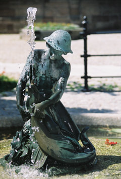 Fischerknabe auf dem Altstädter Kirchenplatz Bild-Nr. IV2N02a