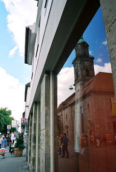 Spiegelung der Neustädter Kirche im Schaufenster