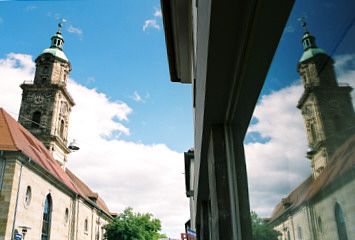 Spiegelung im Schaufenster der Neustädter Kirche