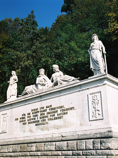 Kanaldenkmal im Herbst