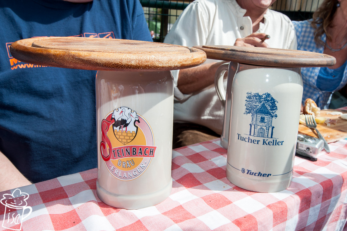 Riesige Bierdeckel sorgen für Schatten, damit das Bier kühl bleibt. 