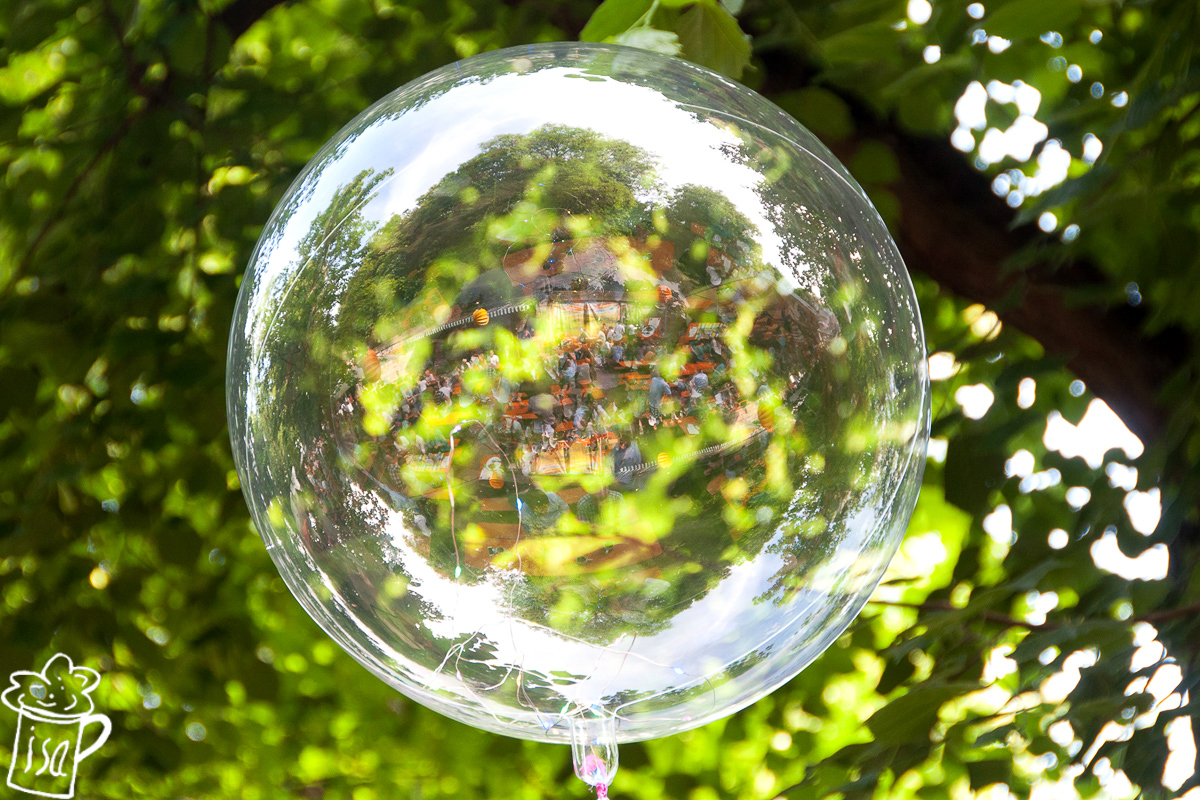 Der Entlas-Keller spiegelt sich im transparenten Luftballon. 