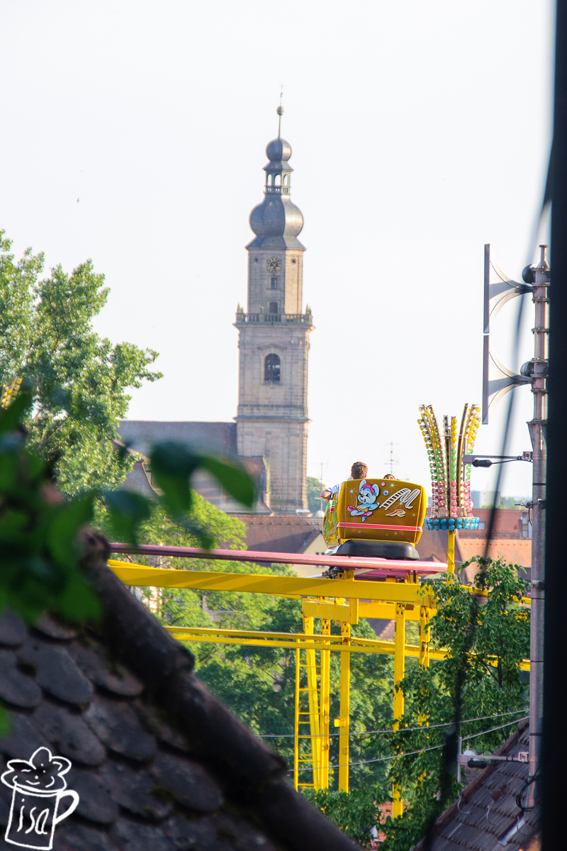 Die Wilde Maus auf Augenhöhe mit der Neustädter Kirche. 