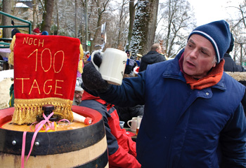 Hannes Hacker der Gründungsvater stößt auf das 30. Jubiläum an!