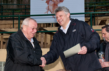 Initiator Jochen Buchelt übergibt Dankesurkunde an Franz König