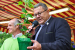 Peter Kitzmann mit einer Hopfenpflanze.